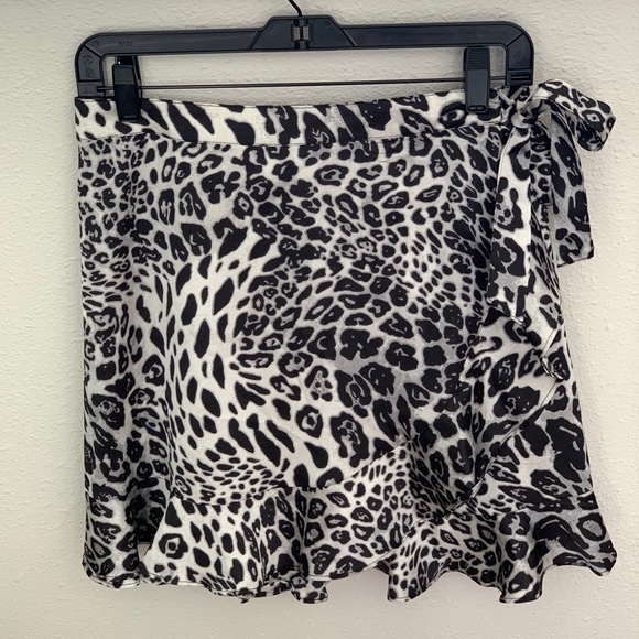 BB Dakota Leopard Wrap Mini Skirt with Ruffle, Size 8 - Picture 5 of 11
